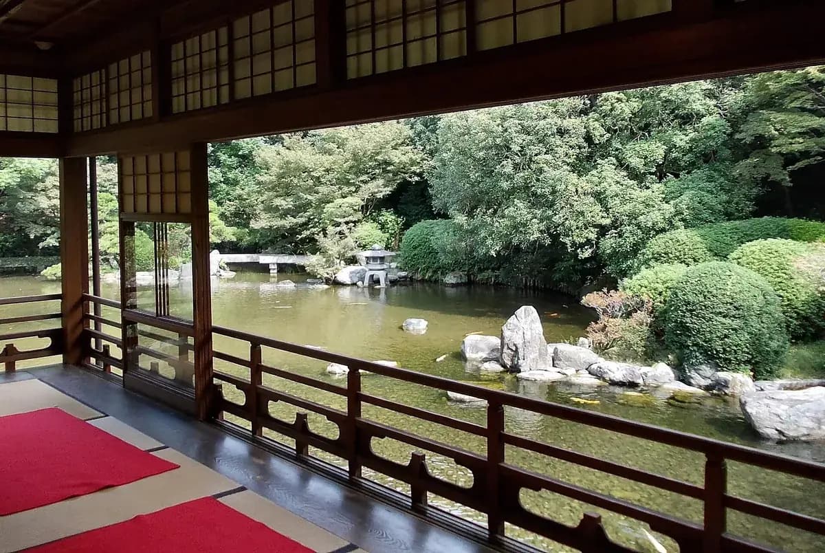 友泉亭の広間から眺める庭園